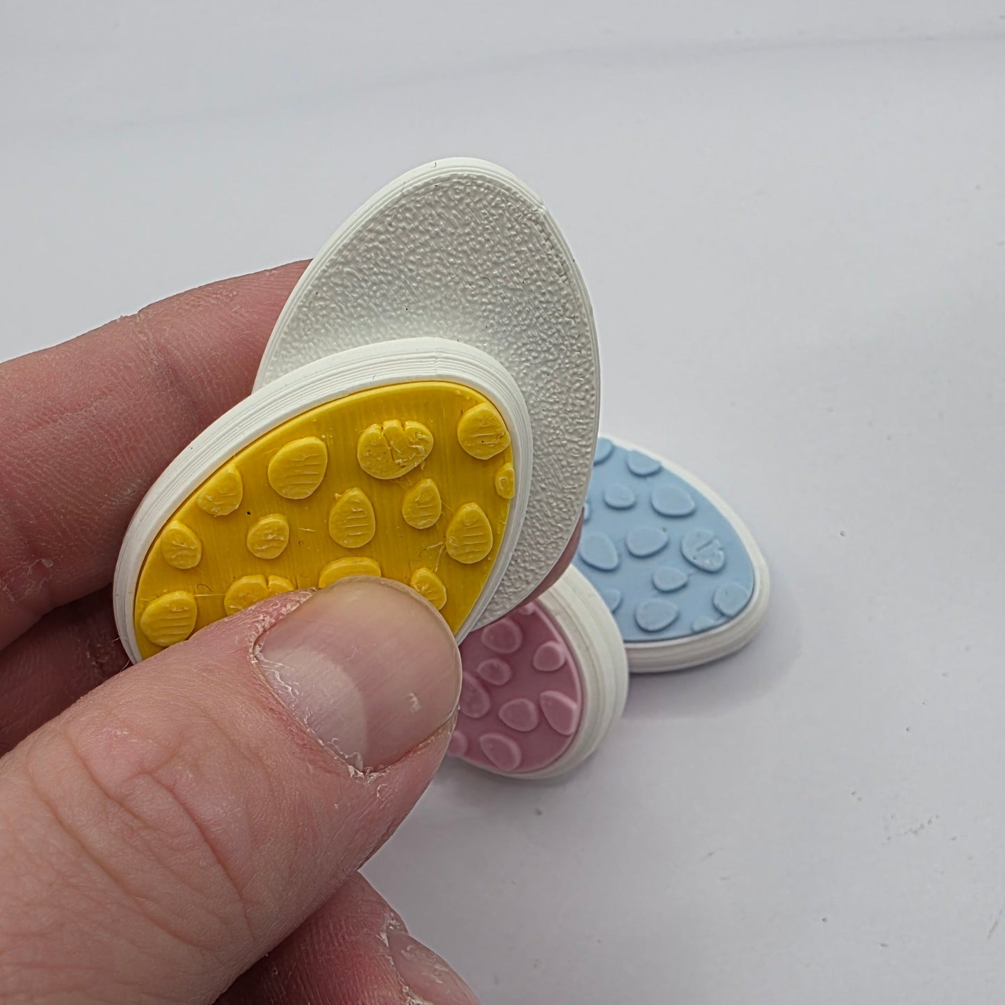 yellow egg magnetic slider by 3dfidgets